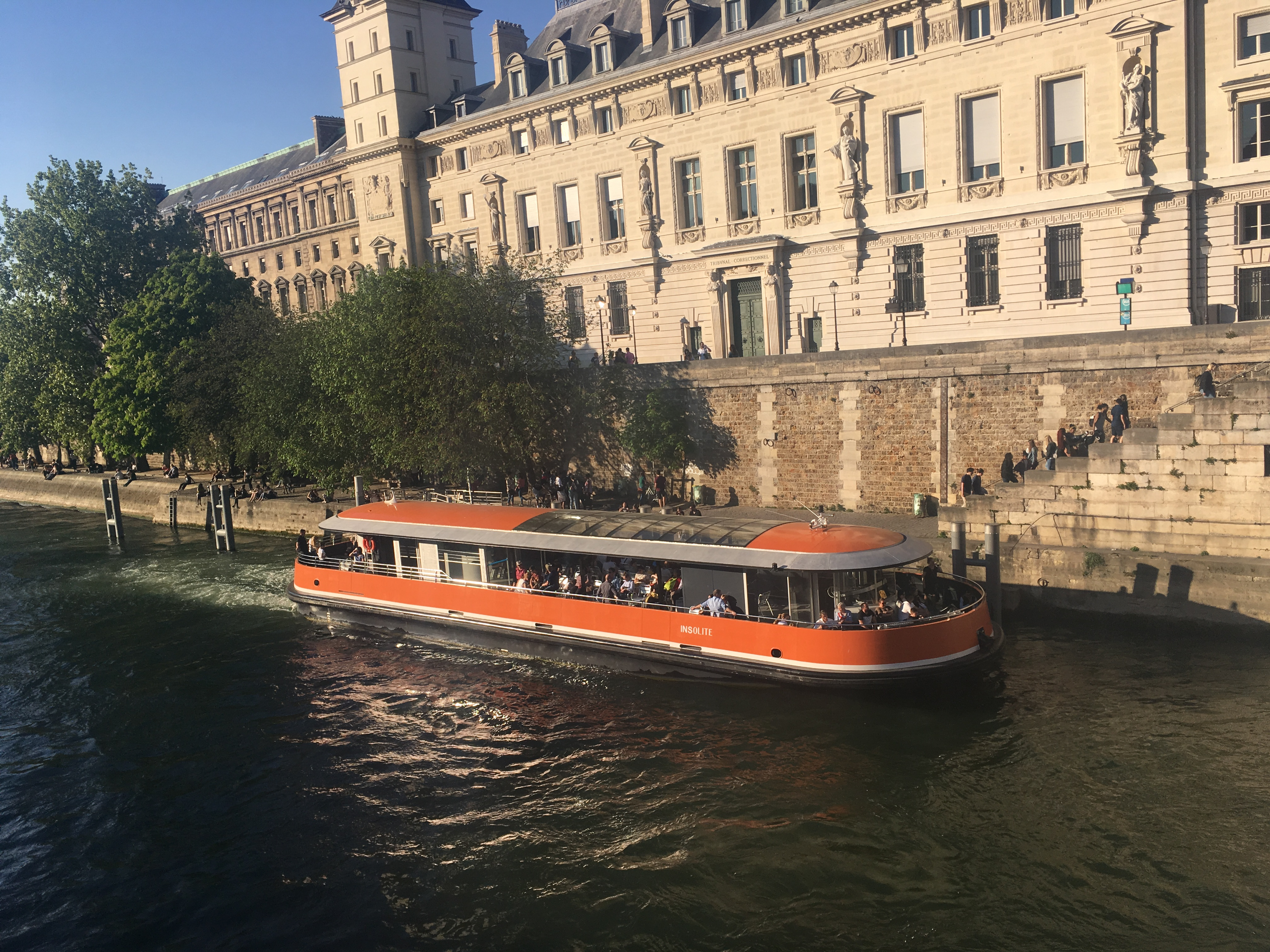 Croisiere-promenade-sightseeing-cruise-bateau- boat-visit-paris-centre-navigation-Insolite